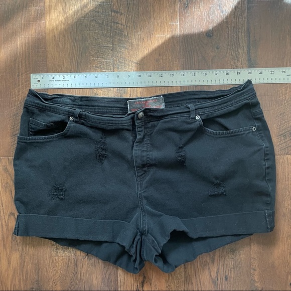 Black denim plus size short, size 20 by CNI - Picture 4 of 8